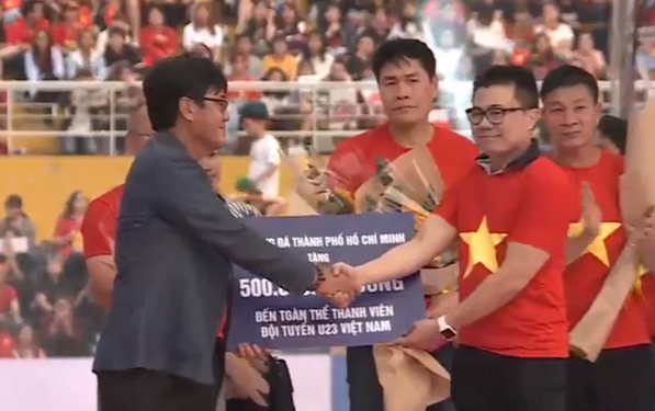 U23 Việt Nam nhận cơn mưa tiền thưởng trong lễ mừng công tại TP.HCM