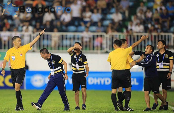 'Cơn mưa' án phạt giáng xuống đầu CLB Hà Nội trước trận gặp HAGL