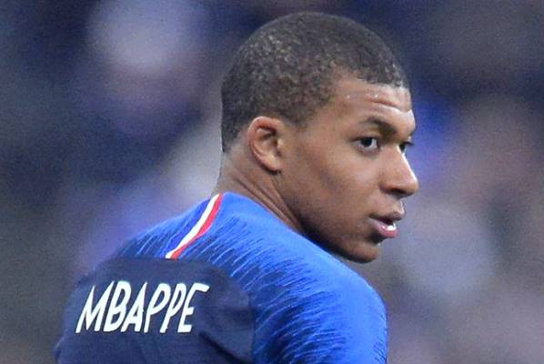 CHÍNH THỨC: Mbappe ra mắt số áo mới tại PSG mùa giải 2018/19