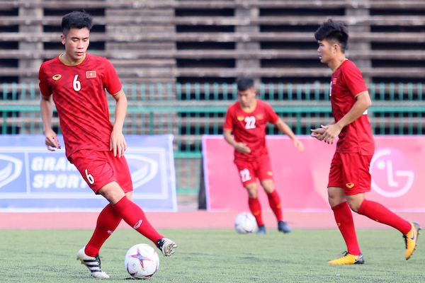 Cầu thủ U22 Việt Nam kêu trời, than khổ vì phải đá sân cỏ nhân tạo