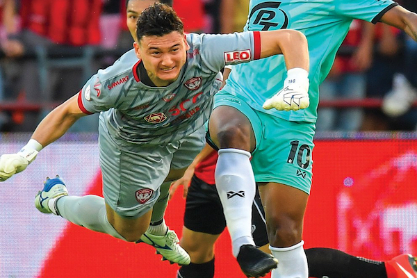 Văn Lâm nổi bật dù Muang Thong United thua đau trận đầu Thai League 2019