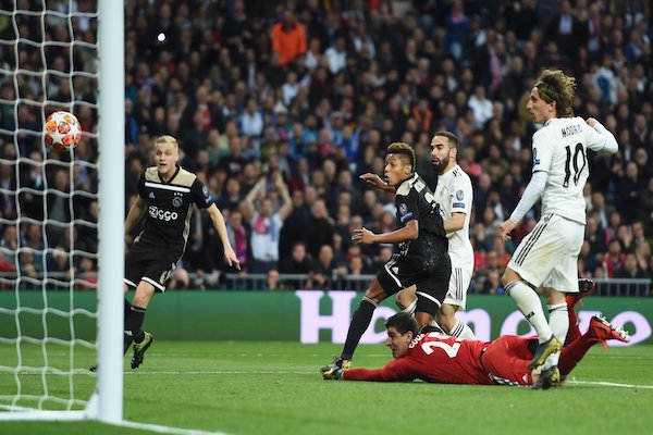 Real Madrid 1-4 Ajax Amsterdam: ĐKVĐ buồn rười rượi