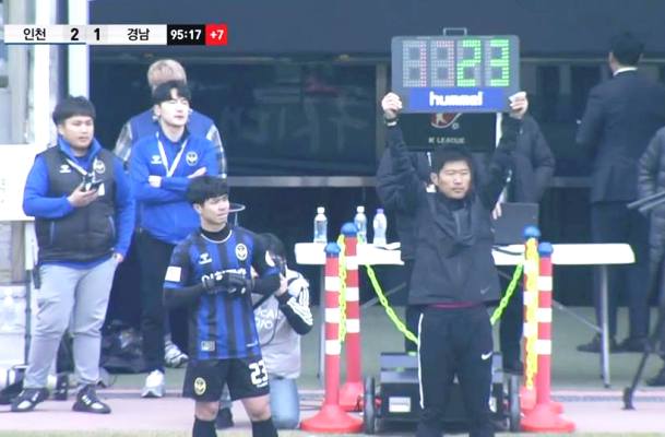 Tại sao Công Phượng chỉ được Incheon United tung vào sân để... câu giờ?