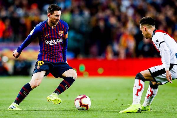 Lập cú đúp giúp Barca vào tứ kết Champions League, Messi nói điều bất ngờ về Ronaldo