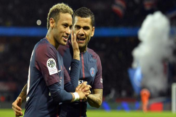 Dani Alves: "Neymar cần được đối xử như Messi ở Barcelona"