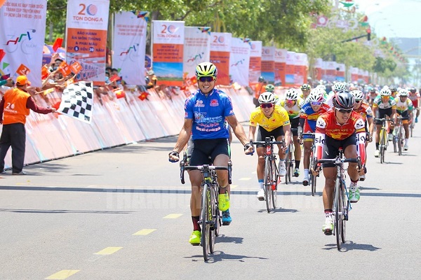 Đua xe đạp Cúp truyền hình 2019: Áo xanh Lê Nguyệt Minh chiến thắng chặng 3