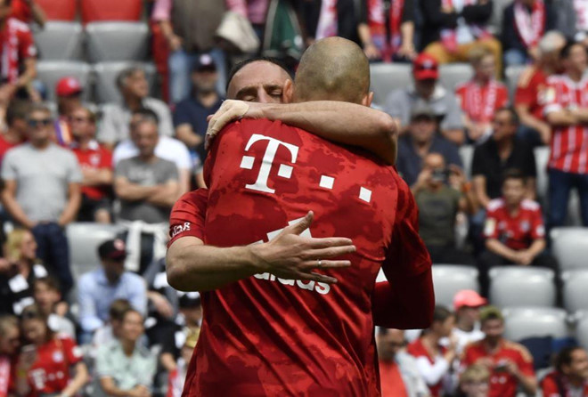 Màn chia tay Bayern Munich đầy cảm xúc của Robben và Ribery