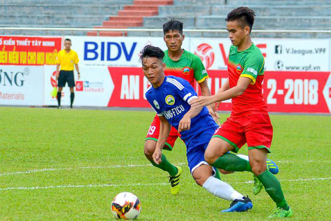 Bình Phước 4-1 Tây Ninh: Cựu sao V-League tỏa sáng, chủ nhà xây chắc ngôi đầu.