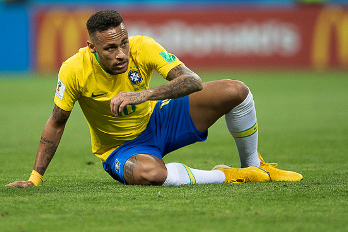 Neymar mất băng thủ quân ĐT Brazil vào tay Alves vì thói vô kỷ luật