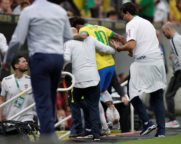 Neymar chấn thương đứt dây chằng, chính thức vắng mặt ở Copa America 2019