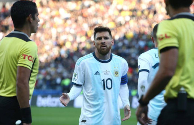 Lionel Messi gay gắt với Brazil sau khi nhận thẻ đỏ và từ chối nhận huy chương đồng