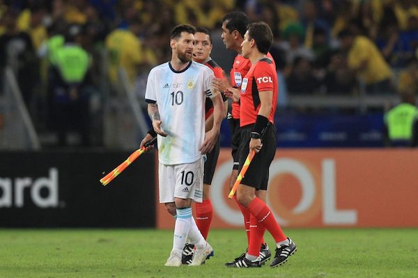 Messi bị thẻ đỏ, HLV Argentina lên tiếng bảo vệ hết lời
