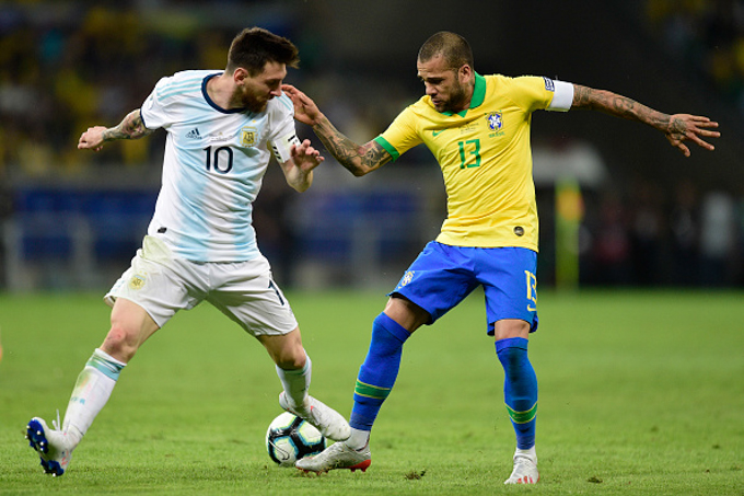 Dani Alves: "Lionel Messi đã sai khi phát ngôn thiếu kiềm chế"