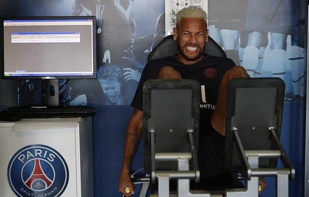 Neymar nhăn nhó, cắn răng trở lại tập luyện cùng PSG