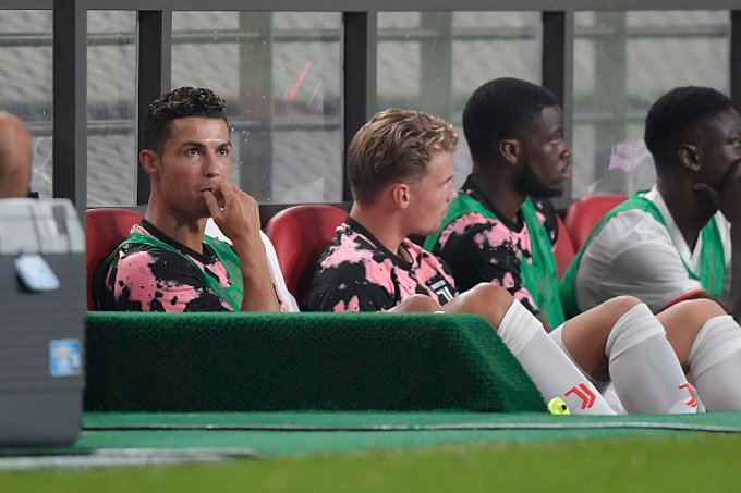 Để Ronaldo dự bị, Juventus đối diện nguy cơ mất tiền tấn vì kiện