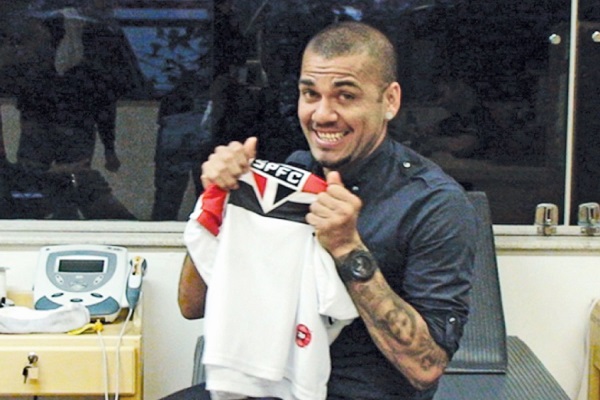 Dani Alves khoác áo tiền đạo ở Sao Paulo