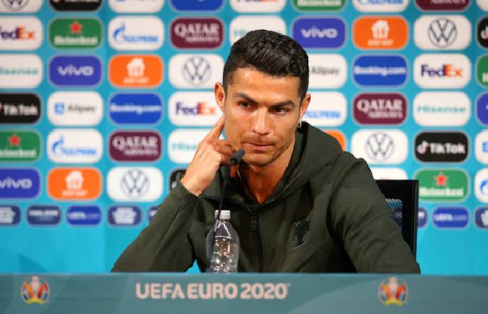 Cristiano Ronaldo khiến nhà tài trợ Euro 2021 mất 4 tỉ USD trong họp báo