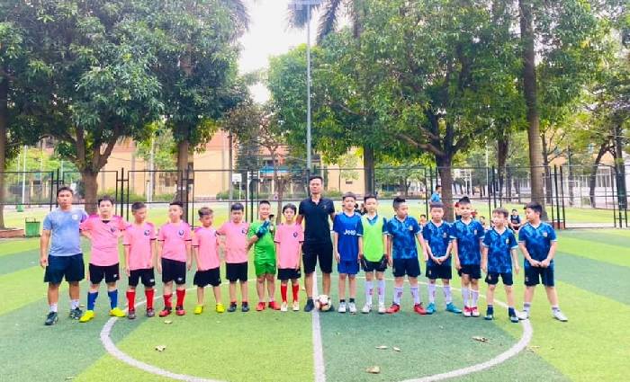 Học viên Basic Football hào hứng trong trận giao hữu với trường tiểu học Thực Nghiệm
