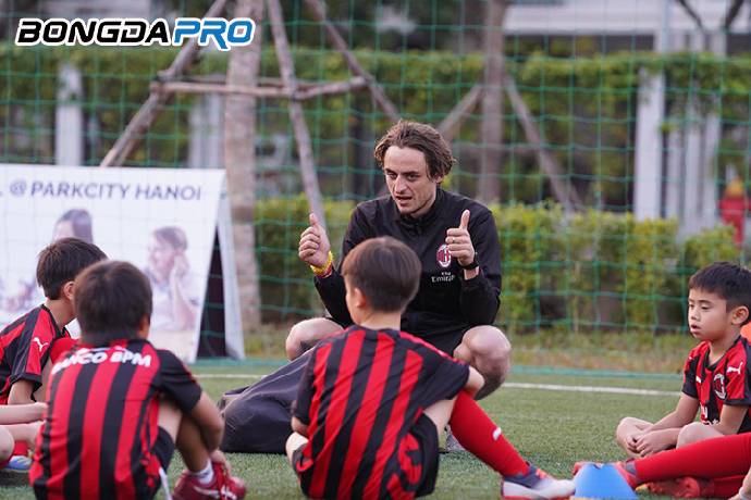 Học bóng đá theo mô hình của nhà vô địch Serie A ở AC Milan Academy Hà Nội