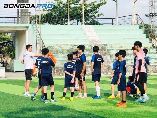 Cựu tuyển thủ Châu Lê Phước Vĩnh tích cực đào tạo 'những quý ông đá bóng'