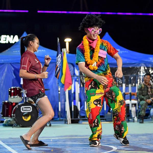 Xuân Trường hoá thân vũ công gây sốc tại Buriram United