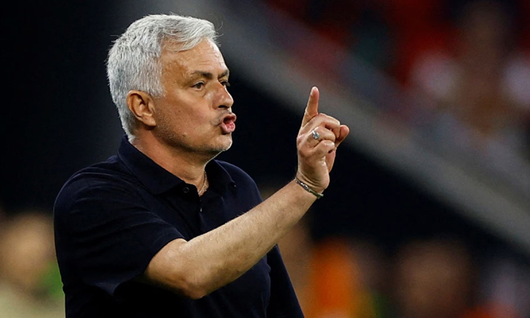 Serie A 2023/24 chưa khởi tranh, HLV Mourinho đã nhận án phạt - Ảnh 1