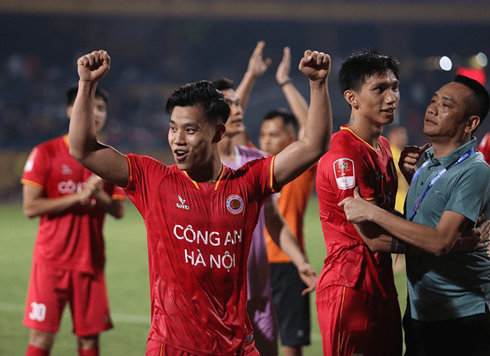 Tin bóng đá Việt Nam hôm nay 27/8: Văn Hậu lập kỷ lục sau chức vô địch V-League - Ảnh 1