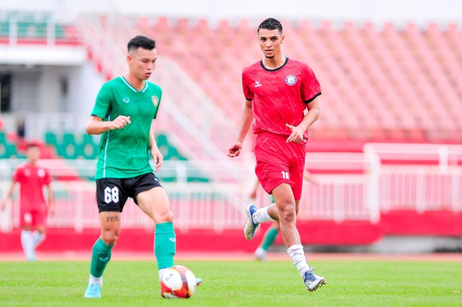 CLB Khánh Hoà tiến hành thử việc 2 cầu thủ ngoại: Sự kết hợp giữa Việt kiều và cựu ĐTQG Maroc - Ảnh 1
