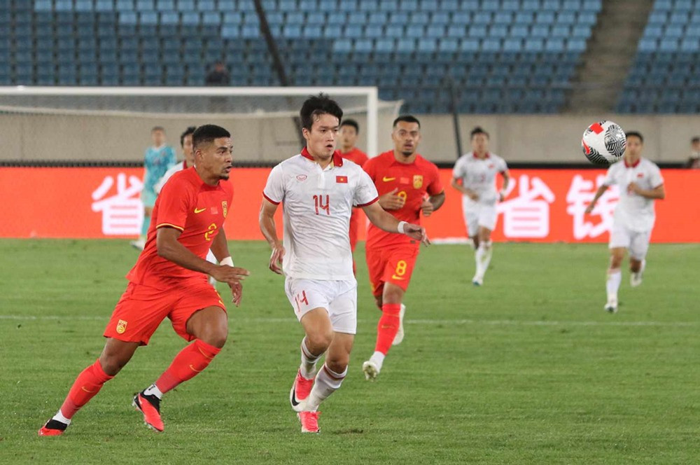Tiến Linh thẻ đỏ, Việt Nam nhận thất bại 0-2 trước Trung Quốc - Ảnh 1
