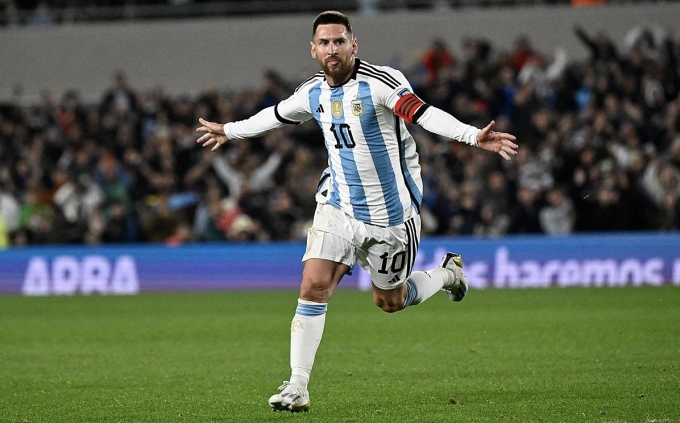 Messi gây sốt với pha làm bàn đẹp mắt trên sân tập cùng Argentina - Ảnh 1