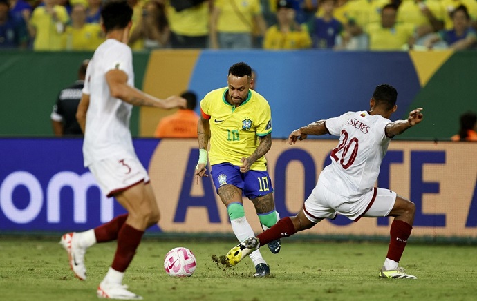 Bị Venezuela cầm hòa, Brazil để mất ngôi đầu bảng vào tay Argentina - Ảnh 1