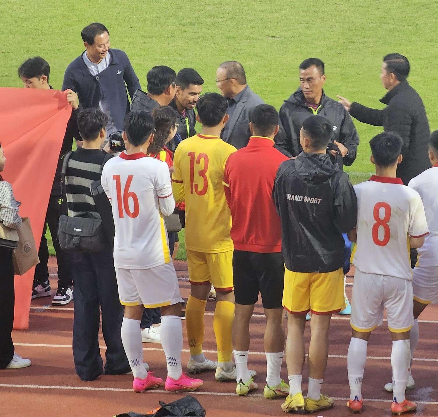 HLV Park Hang-seo bất ngờ xuất hiện theo dõi U18 Việt Nam đấu với Hàn Quốc - Ảnh 1