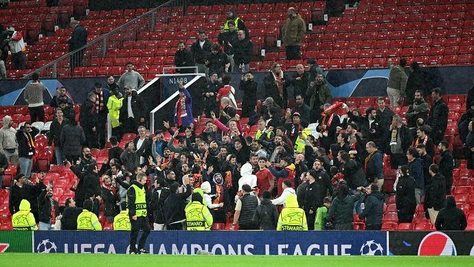 UEFA phạt nặng Galatasaray sau sự cố tại Old Trafford - Ảnh 1