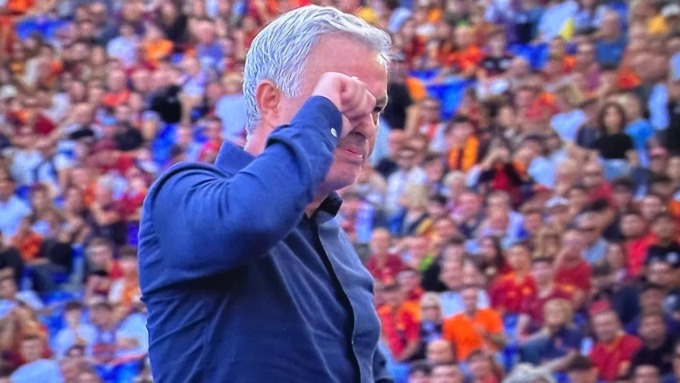 Mourinho nhận thẻ đỏ trong trận thắng kịch tính của Roma - Ảnh 1