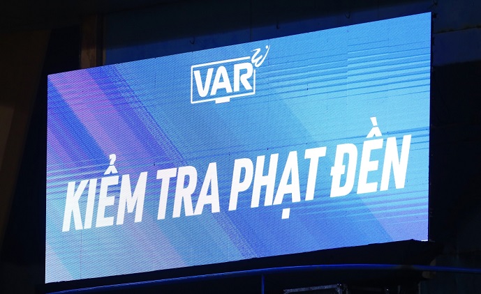 Tranh cãi về VAR tại V-League: Những hiểu lầm và nguyên lý vận hành VAR - Ảnh 1