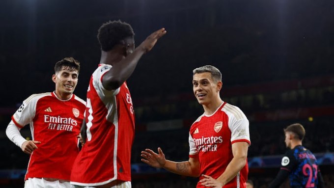 Thắng áp đảo Sevilla, Arsenal đặt một chân vào vòng 1/8 Champions League - Ảnh 1