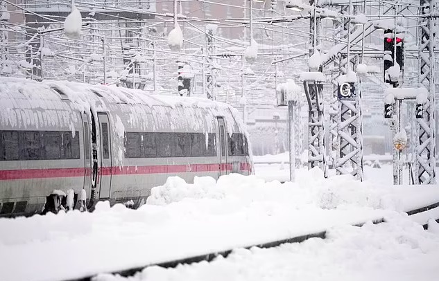 Nóng: Trận Bayern Munich vs Union Berlin bị hoãn do tuyết rơi dày đặc - Ảnh 1