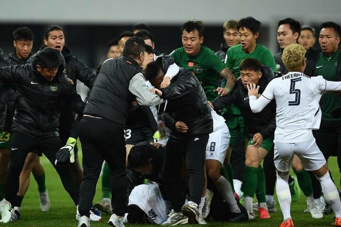 AFC phạt nặng cầu thủ CLB Thái Lan và Trung Quốc hỗn chiến - Ảnh 1