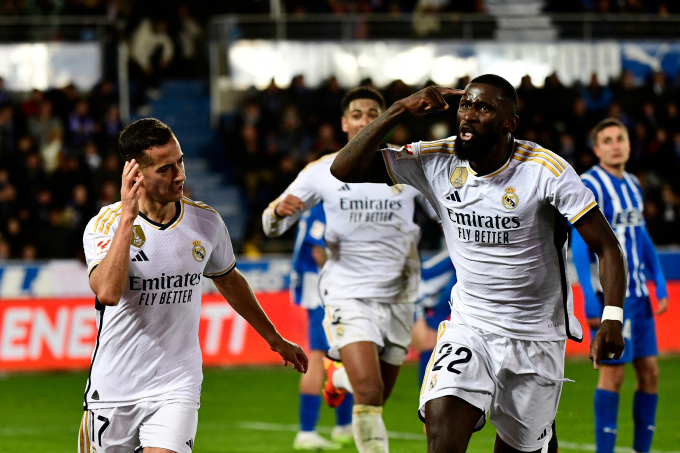 Thắng nghẹt thở Alaves, Real Madrid chính thức lên ngôi số 1 La Liga - Ảnh 1