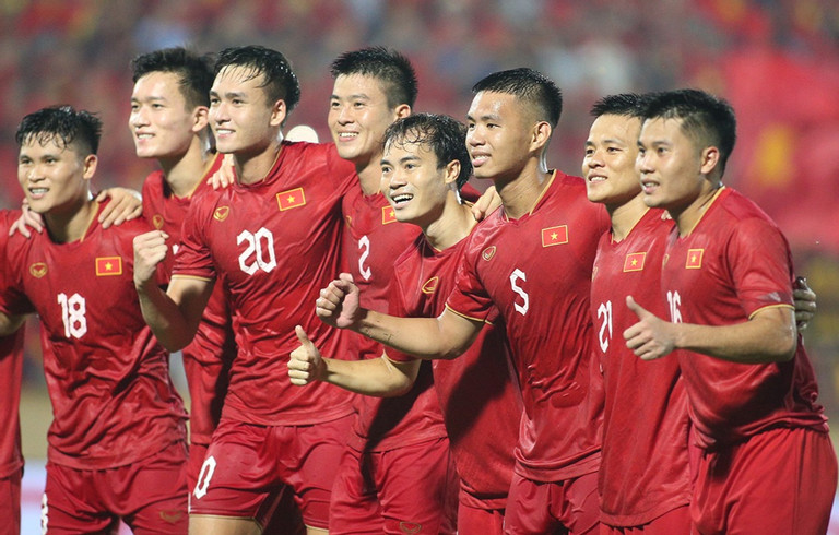 HLV Troussier công bố danh sách ĐT Việt Nam dự Asian Cup 2023 qua livestream  - Ảnh 1