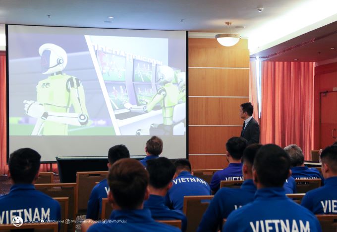 Cầu thủ Việt Nam được trang bị thêm kiến thức VAR trước thềm Asian Cup 2023 - Ảnh 1