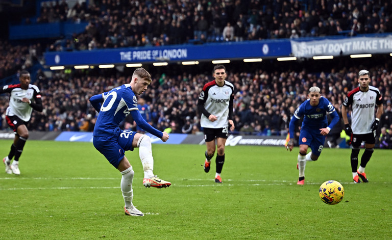 Thắng nghẹt thở Fulham, Chelsea vượt qua MU trên bảng xếp hạng - Ảnh 1