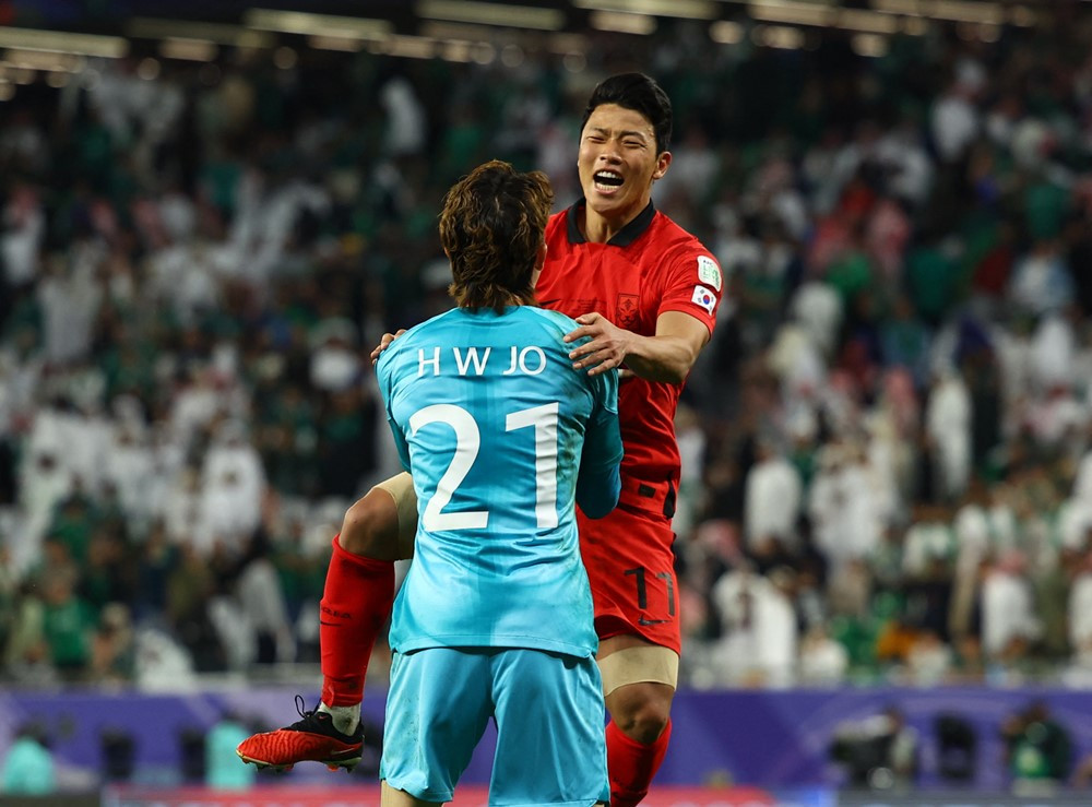 Thắng nghẹt thở trên chấm 11 mét, Hàn Quốc vào tứ kết Asian Cup 2023 - Ảnh 1