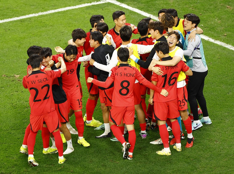 Thắng nghẹt thở trên chấm 11 mét, Hàn Quốc vào tứ kết Asian Cup 2023 - Ảnh 2