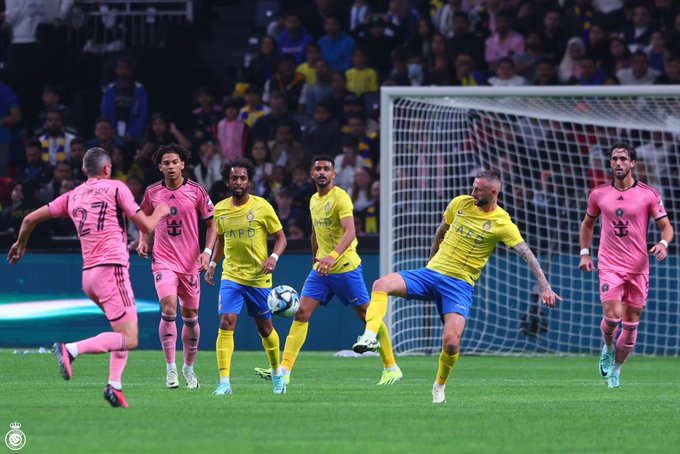 Messi và đồng đội thua thảm trước đội bóng của Ronaldo - Ảnh 1
