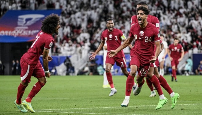 HLV Qatar bày tỏ sự kính trọng với những người tiền nhiệm sau chiến thắng tại bán kết Asian Cup 2023 - Ảnh 1