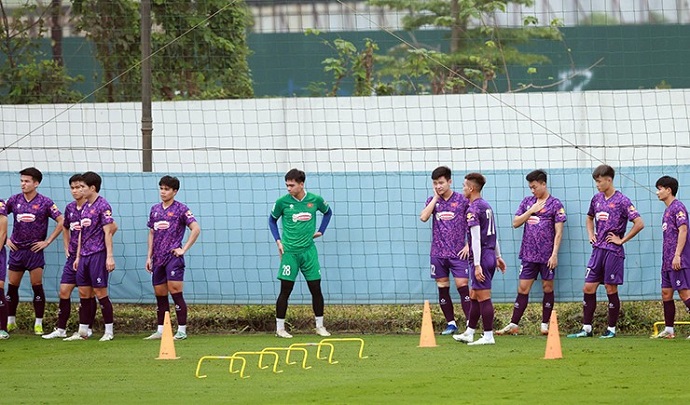 U23 Việt Nam rèn thể lực nặng ngoài trời trước khi lên đường - Ảnh 1