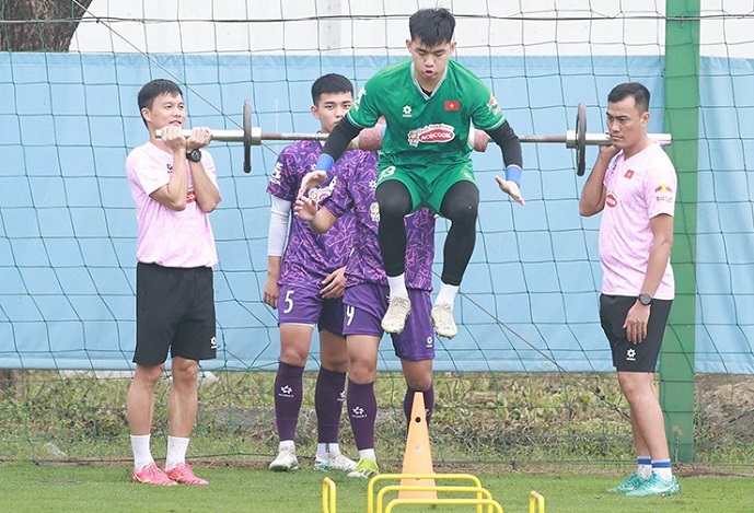 U23 Việt Nam rèn thể lực nặng ngoài trời trước khi lên đường - Ảnh 6