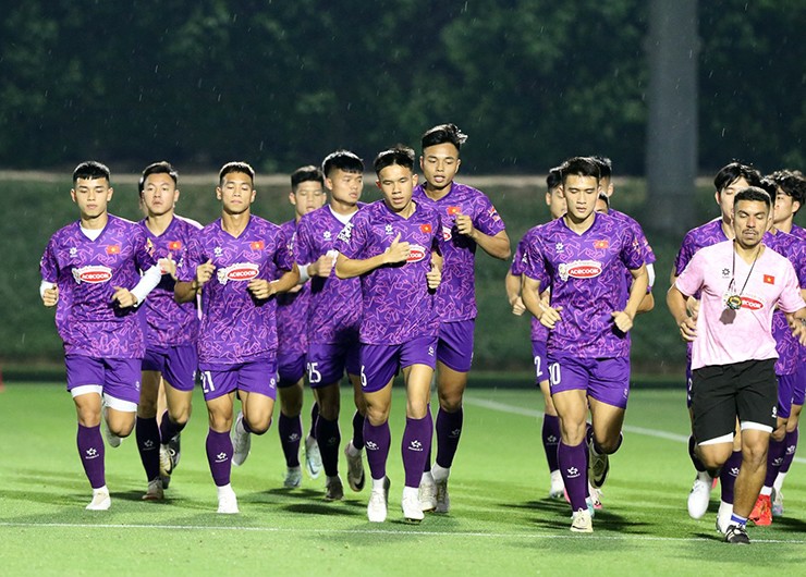 HLV Hoàng Anh Tuấn cho U23 Việt Nam tập luyện lúc 