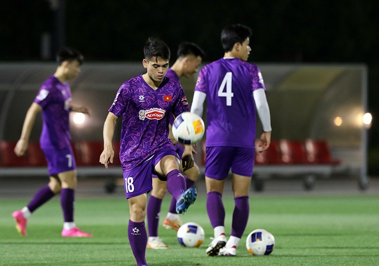 HLV Hoàng Anh Tuấn cho U23 Việt Nam tập luyện lúc 